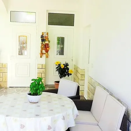 Spacious In With Private Garden Apartment Palit