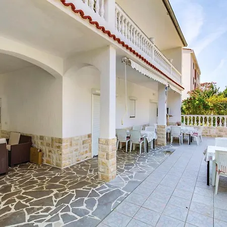 Spacious In With Private Garden Apartment *