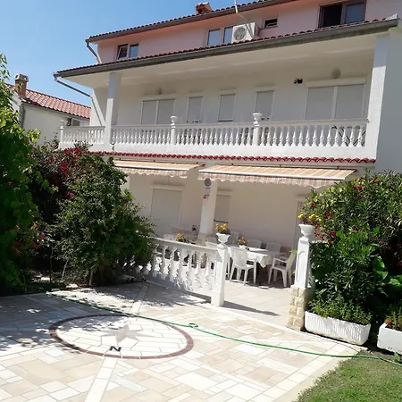 Spacious In With Private Garden