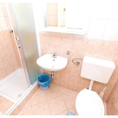Spacious In With Private Garden Apartment *