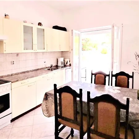 Spacious In With Private Garden Apartment Palit