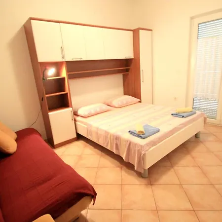 Apartment Spacious In With Private Garden