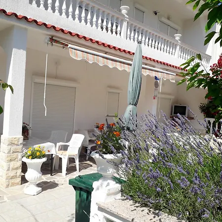 Spacious In With Private Garden