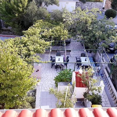 Spacious In With Private Garden Apartment Palit